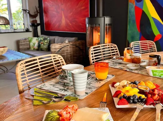 לינה וארוחת בוקר Palm View Guesthouse, Adults Only