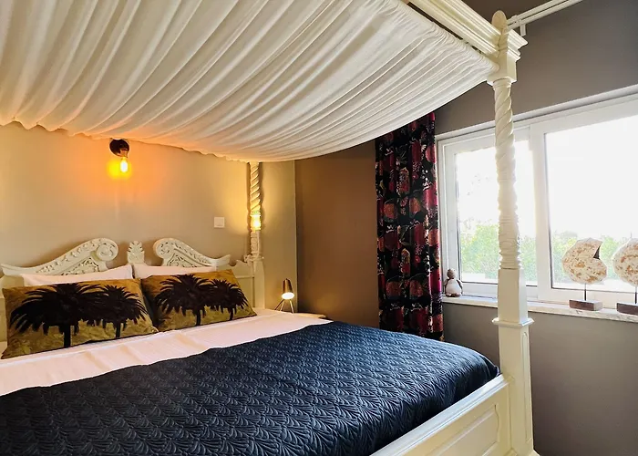 לינה וארוחת בוקר Palm View Guesthouse, Adults Only